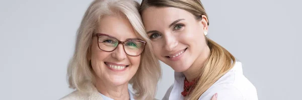 Horizontal foto mãe e filha rostos sorrindo olhando para a câmera — Fotografia de Stock