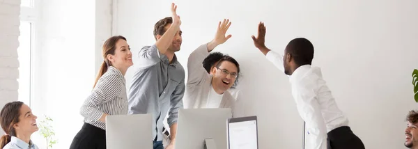 Felices diversos compañeros de trabajo millennial dando cinco altos celebrando el éxito corporativo — Foto de Stock