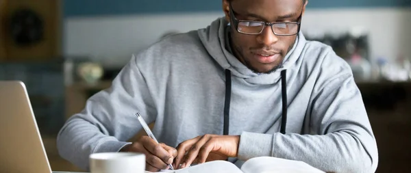 Horizontální Foto Afriky student studium psaní knihy a počítače — Stock fotografie