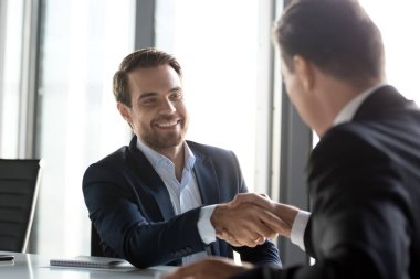 Mutlu başarılı işadamları grubu görüşmelerin ardından, Şükran el sıkışma el sallamak