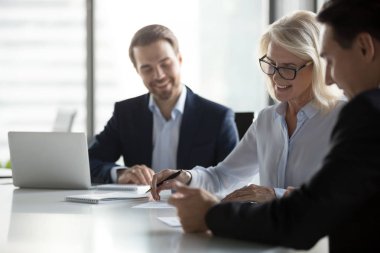 Orta gülümseyen yaşlı kağıt sözleşme grup toplantısında işkadını