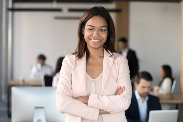 Sonriendo millennial africano americano corporativo empleado ejecutivo mirando cámara — Foto de Stock