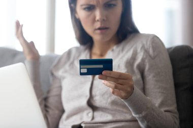 Karışık kadın müşteri kredi kartı ile online ödeme kızgın holding