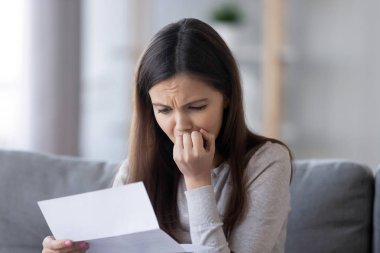 Sinirli stresli genç kız Kağıt posta mektup ilgili finansal sorunu, banka borç, bin yıllık kadın öğrenci sınırdışı hakkında endişeli hakkında kötü haber okumak endişeli duygu sınav test sonuçları başarısız oldu.