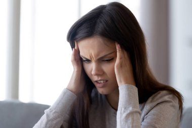 Üzgün genç kadın duygu ağrı güçlü baş ağrısı kavramı vurguladı