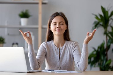 İşyerinde Yoga egzersiz yaparak sakin genç kadın alma ara