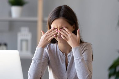 Kuru irritabl göz hissediyorum göz yorgunluğu gerginlik sürtünme yorgun genç kız