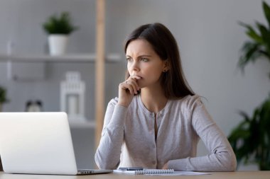 Kadın uzak durulması çözme sorun düşünme seyir düşünceli şaşkın