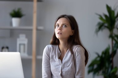 Şok kadın işçi aniden vurguladı duygu hatırladım hakkında Unutmuşum süre