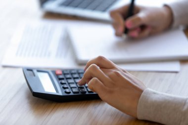 Kadın profesyonel iş muhasebe hesap makinesini kullanarak yakın çekim