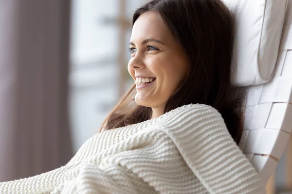 Felice ragazza millenaria che riposa su una comoda sedia rilassante nel fine settimana — Foto Stock