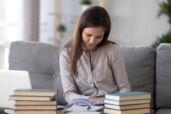 Studente intelligente che si prepara per l'esame lettura libro di testo a casa — Foto Stock