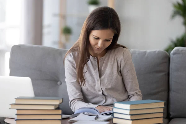 Slimme student proefexamen lezen tekstboek thuis voorbereiden — Stockfoto