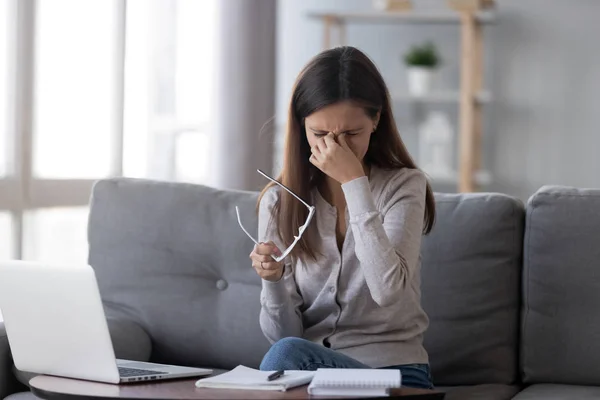 Vermoeide ogen van computer concept, vermoeid tiener meisje gevoel vermoeide ogen — Stockfoto