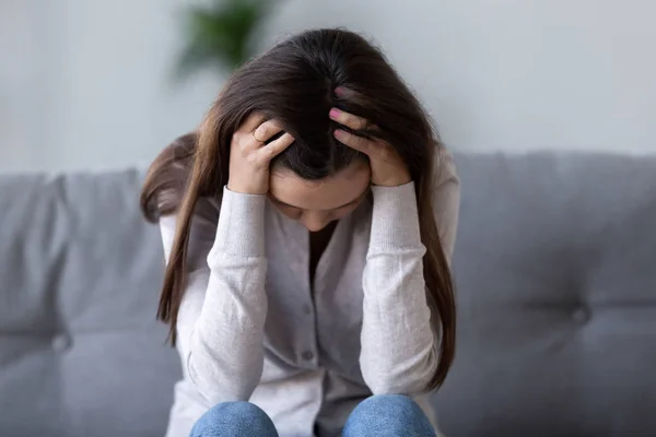 Verärgerte junge Frau fühlt sich verletzt depressiv einsam und leidet unter Kopfschmerzen — Stockfoto
