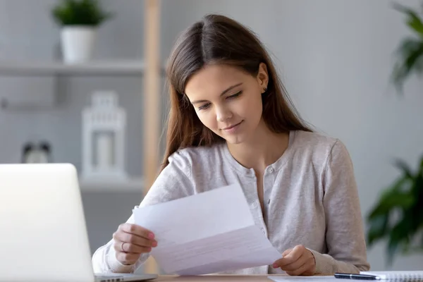 Sourire jeune femme faisant de la paperasse lettre de lecture ou projet de loi — Photo