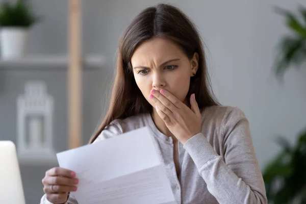 Shocked stressed young woman reading document letter about debt — Stock Photo, Image