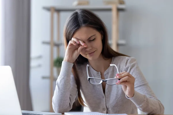 Moe vrouw wrijven ogen gevoel van vermoeidheid van de bril computer werk — Stockfoto