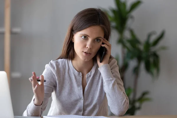 Серйозний фокусований менеджер консалтинговий клієнт розмовляє по телефону — стокове фото