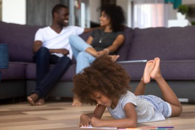 Renkli kalemler ve babamla rahatlatıcı ile çizim karma yarış çocuk kız