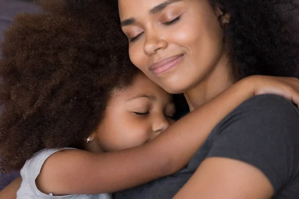 Liebevolle alleinerziehende schwarze Mutter umarmt süße Tochter fühlt Zärtlichkeit Verbindung — Stockfoto