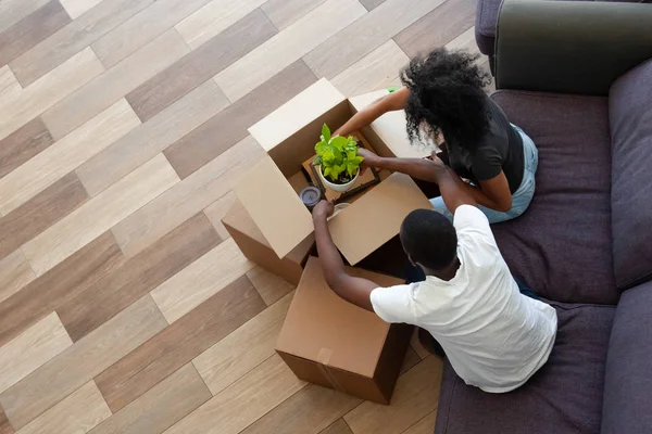 Black Couple Unpacking Cardboard Boxes Living Room Moving Out New — Stock Photo, Image