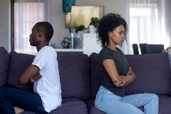 Sturköpfiges schwarzes Paar sitzt auf Couch und ignoriert einander — Stockfoto