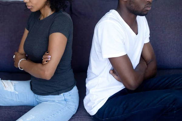 Black zdenerwowany małżonków, nie mówiąc o braku zgody, rodzinne konflikty koncepcja — Zdjęcie stockowe
