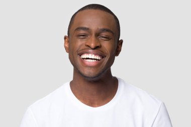 Neşeli mutlu Afrika bin yıllık man gülüyor studio arka plan üzerinde izole