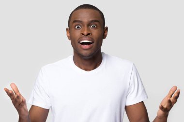 Afrikalı-Amerikalı adam kameraya bakarak sürpriz tarafından heyecanlı hissediyorum hayran