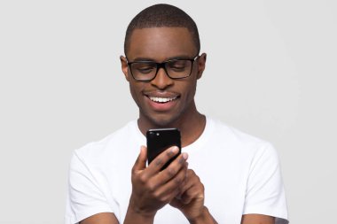 Mutlu genç Afrika adam Smartphone becerikli alet sosyal medya uygulamaları kullanarak