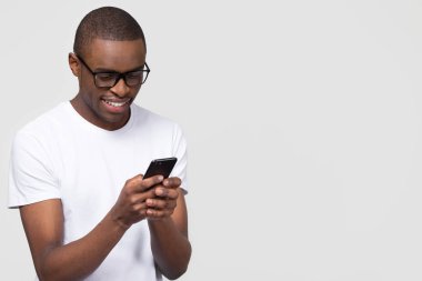Telefonunuzun ve arka plan ile boşaltmak izole gülümseyen siyah adam