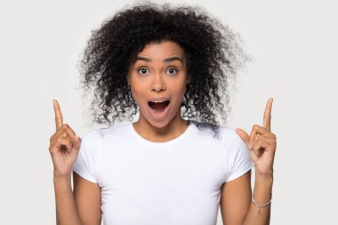 Kameraya bakarak yukarı işaret parmağı Afrikalı kadın hayran