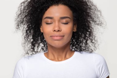 Derin nefes temiz hava alarak mutlu sakin Afrikalı kadın