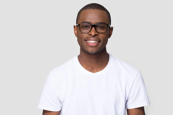 Sonriente hombre africano milenario mirando a la cámara aislada en el fondo — Foto de Stock