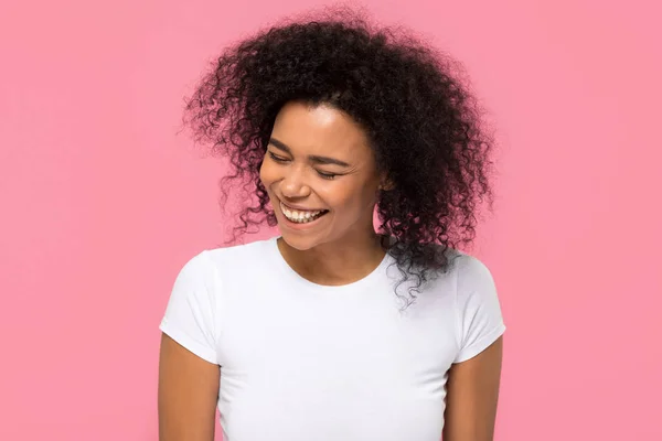 Menina americana africana feliz rindo isolado no fundo rosa — Fotografia de Stock