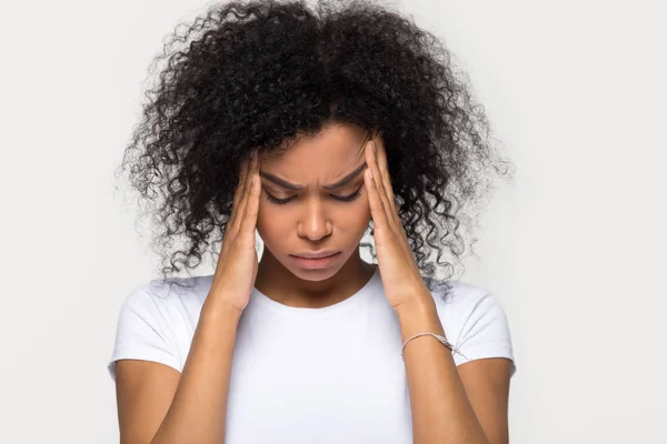 Upset stressed black woman massaging temples feeling pain terrible migraine — Stock Photo, Image
