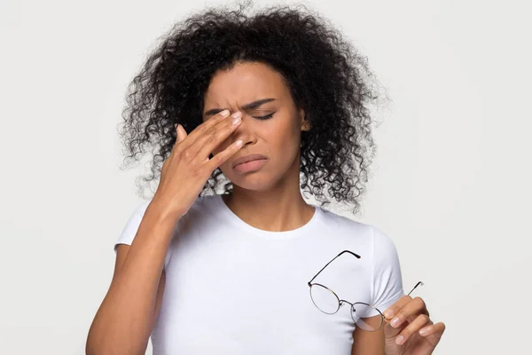Mujer afro-americana trastornada que siente dolor de cabeza fatiga visual por gafas de uso prolongado — Foto de Stock