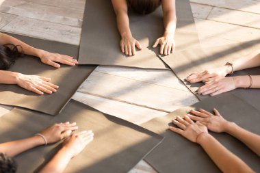 Kadın yogi çocuk poz rahatlatıcı, yakın çekim