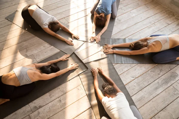 Kvinnlig yogi stretching avkopplande i barn pose på golvet — Stockfoto