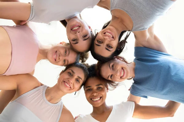 Garotas entusiasmadas abraçam em treinamento envolvido em atividade motivacional — Fotografia de Stock