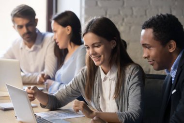 Farklı çalışanlar iş ofiste birlikte işbirliği