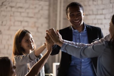 Çak bir beşlik iş başarı kutluyor çeşitli iş arkadaşları vermek