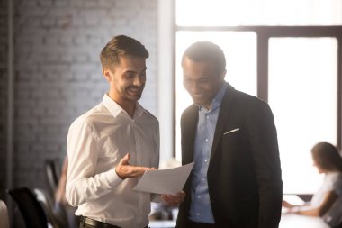 Çalışan Haritayı mali istatistikleri mutlu patron için heyecanlı