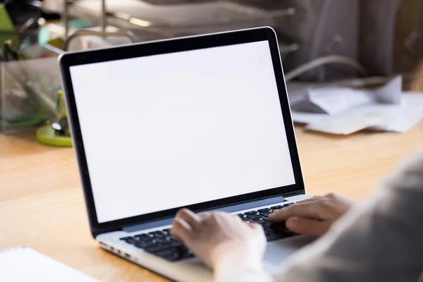 Close up van werknemer typen mail op laptop — Stockfoto