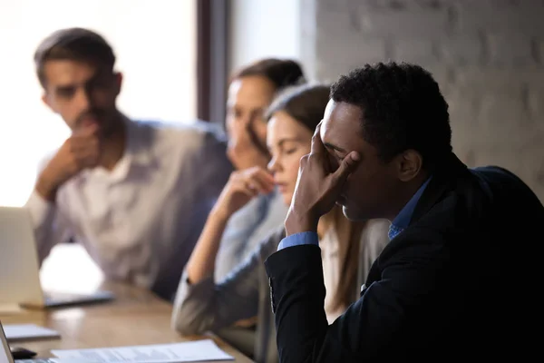 Dipendenti delusi stressati lettura azienda fallimento notizie online — Foto Stock