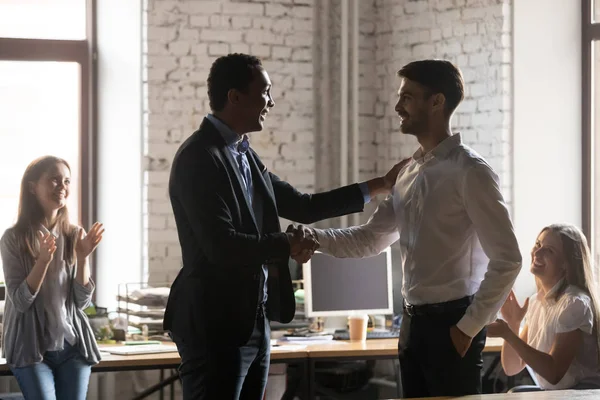 Emocionado chefe preto aperto de mão masculino empregado saudação com sucesso — Fotografia de Stock