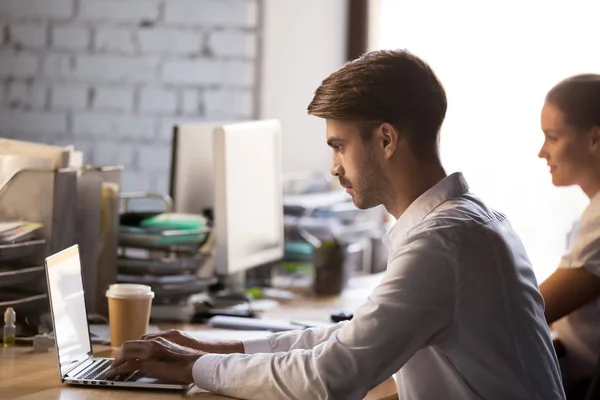 Travailleur Bureau Concentré Millénaire Assis Bureau Partagé Travailler Sur Ordinateur — Photo