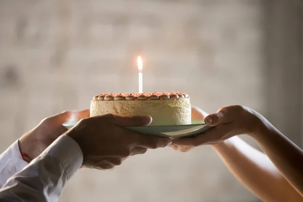 Zblízka zaměstnance představují koláč s svíčka — Stock fotografie