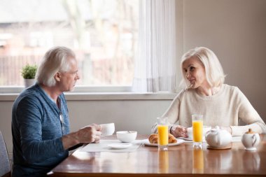 Üst düzey eşi ve sabahları kahvaltı sırasında konuşurken koca